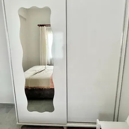 Daire Bodrum-turgutreis Merkezde Plaja 50 Metre Uzaklıkta 1 Ve 2 Numaralı Daireler Bodrum