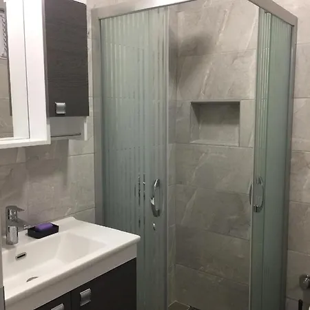 Apartman Bodrum-turgutreis Merkezde Plaja 50 Metre Uzaklikta 1 Ve 2 Numarali Daireler