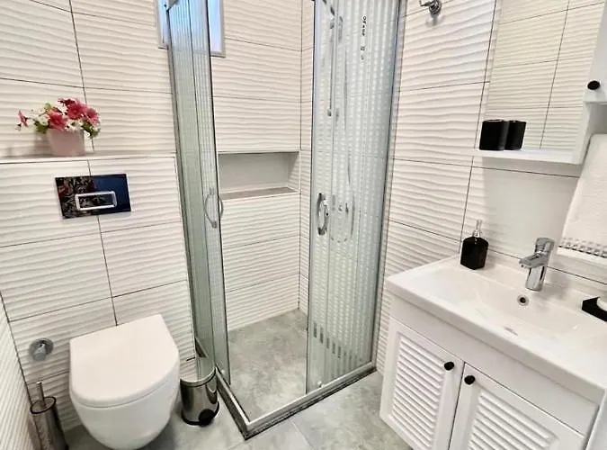 Bodrum-turgutreis Merkezde Plaja 50 Metre Uzaklikta 1 Ve 2 Numarali Daireler * بودروم